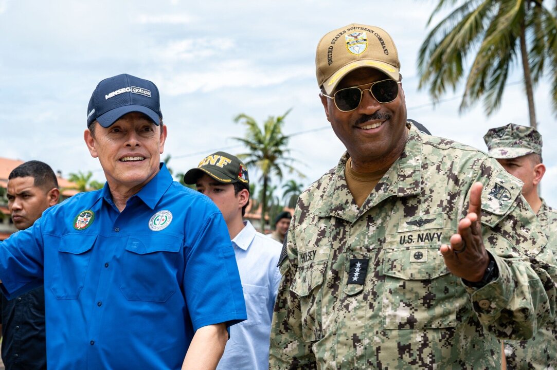 U.S. Commander Visits Panama Jungle Orientation Course