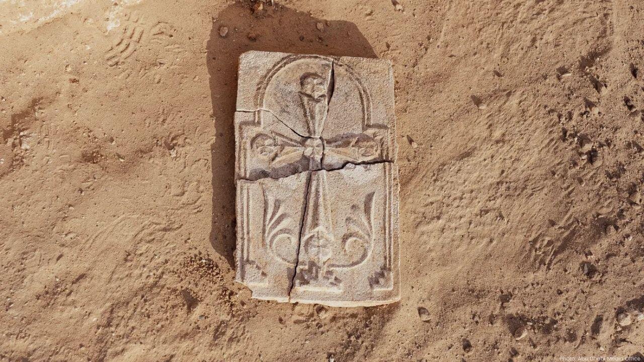 علماء الآثار يكشفون عن صليب مسيحي قديم في الإمارات العربية المتحدة
