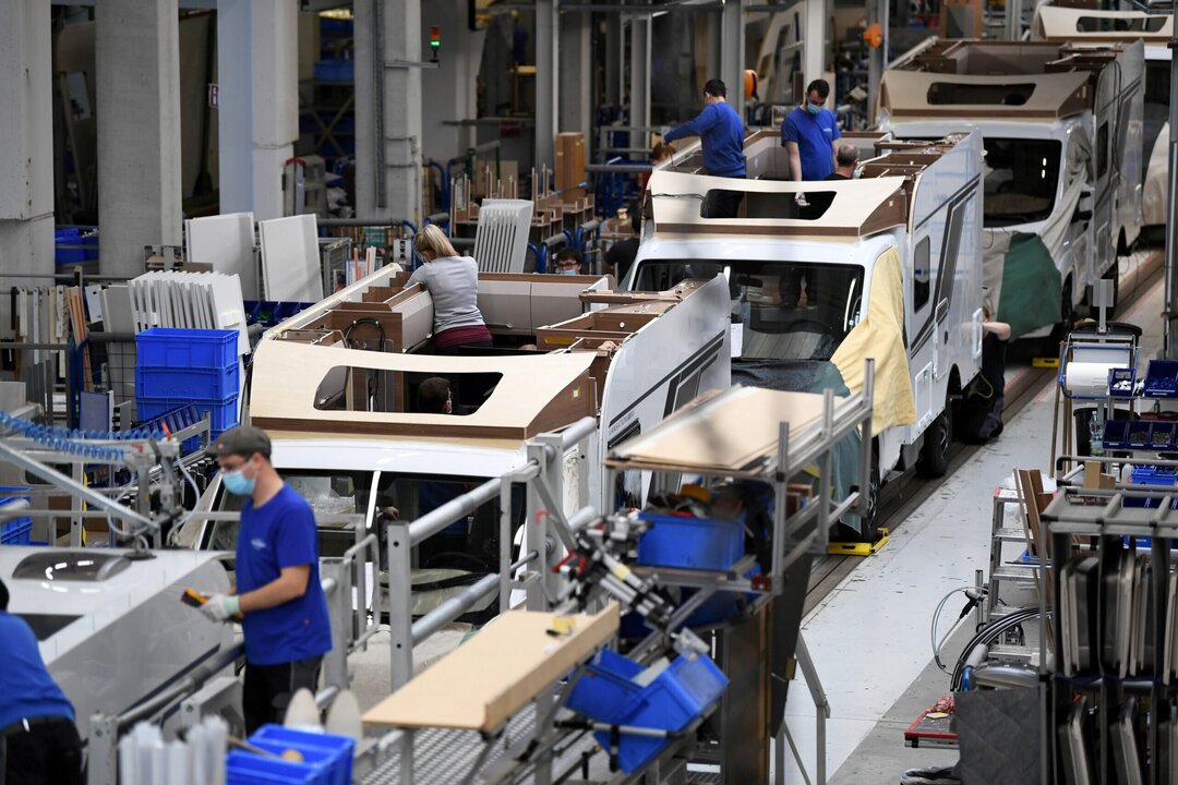 Deutschlands Wirtschaft schrumpft, da Zölle und Fertigung belastend wirken.