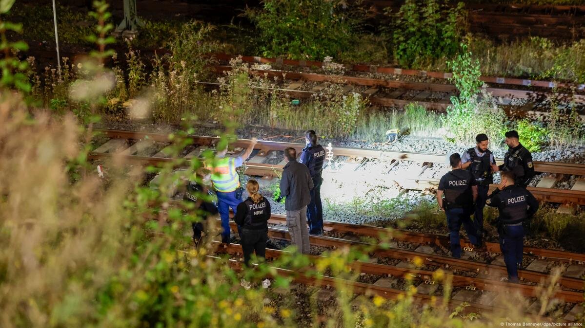 Ein Feuer beschädigt die Weichen der Eisenbahnstrecke in Wuppertal.