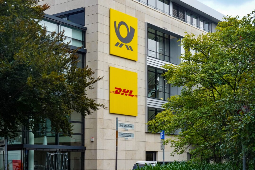 Deutschlands DHL schränkt Paketdienste in die USA ein.