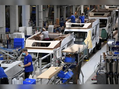 Deutschlands Wirtschaft schrumpft, da Zölle und Fertigung belasten.