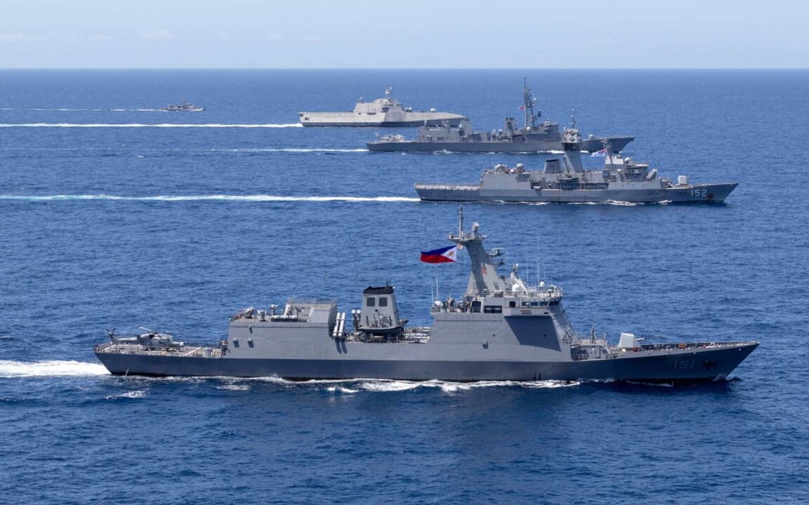 Australian, Canadian and Philippine Warships Hold Drills in South China Sea
