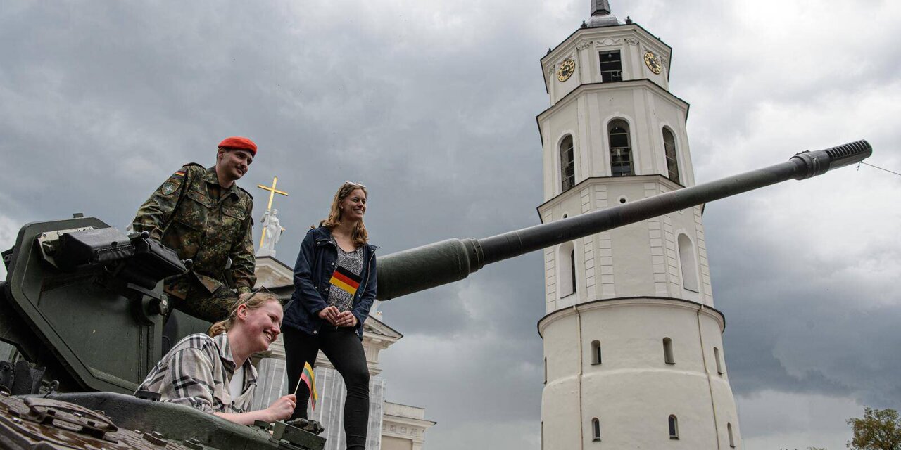 Deutschland erweitert seine Rolle in der NATO, während die Militärproduktion wächst.