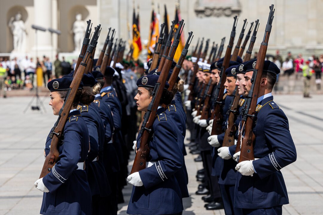 Deutschland bewegt sich, um die Militärsituation wieder aufzubauen und die Verteidigungsausgaben zu erhöhen.