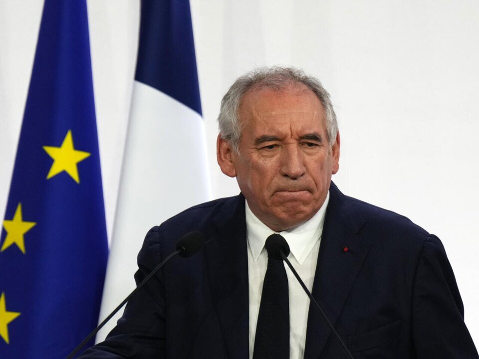 French Prime Minister Faces Political Crisis Over Budget