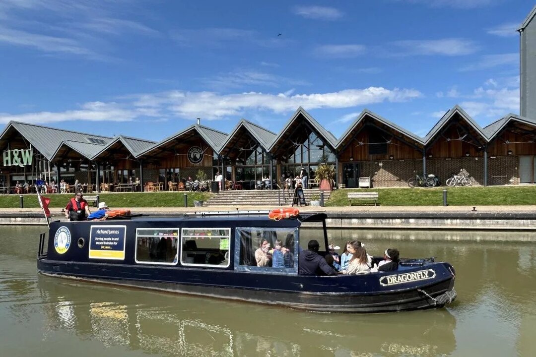 Britain’s Canalboat Residents Fear Impact of New Rules