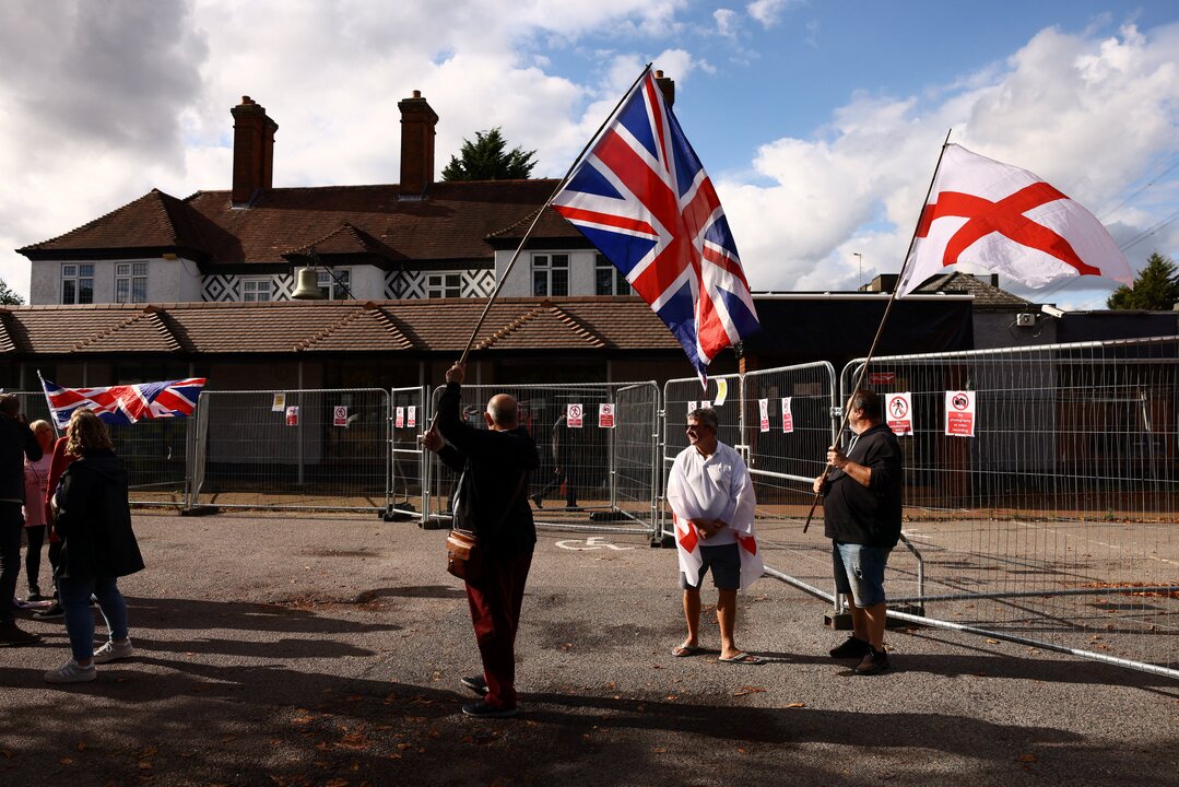 UK Court Allows Government to Keep Asylum Seekers in Hotel