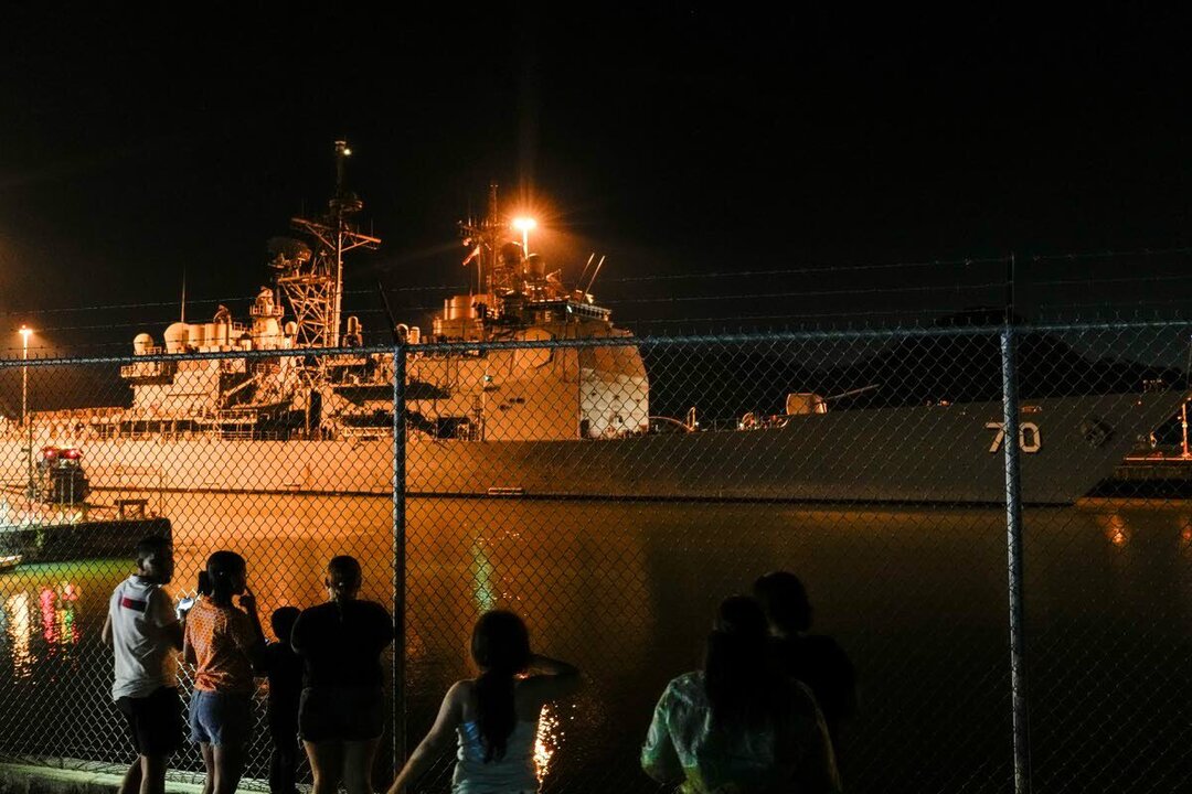 U.S. Warship Enters Panama Canal Amid Force Buildup