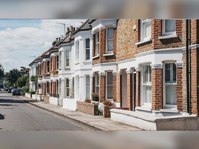 UK House Prices Fall Amid Mortgage Pressures