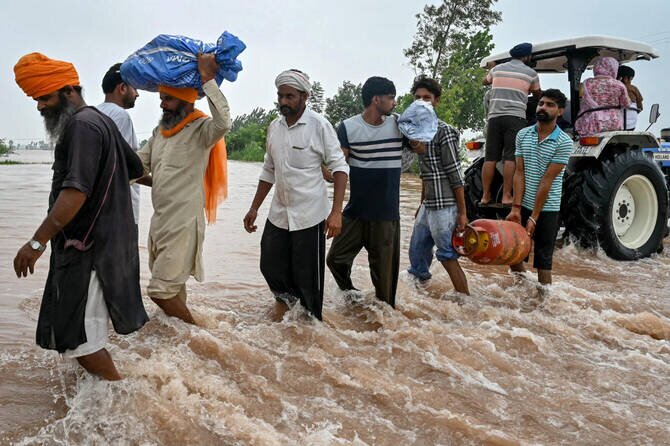 Heavy Rain Lashes Northern India, Yamuna River Breaches Danger Mark in Delhi