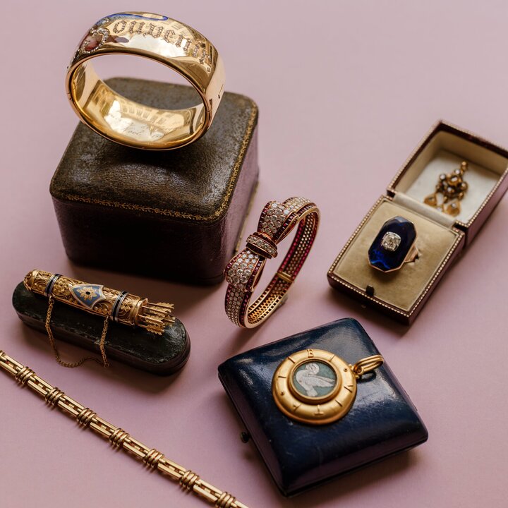 Antique Jewelry Shop in Amsterdam Highlights Beauty in History