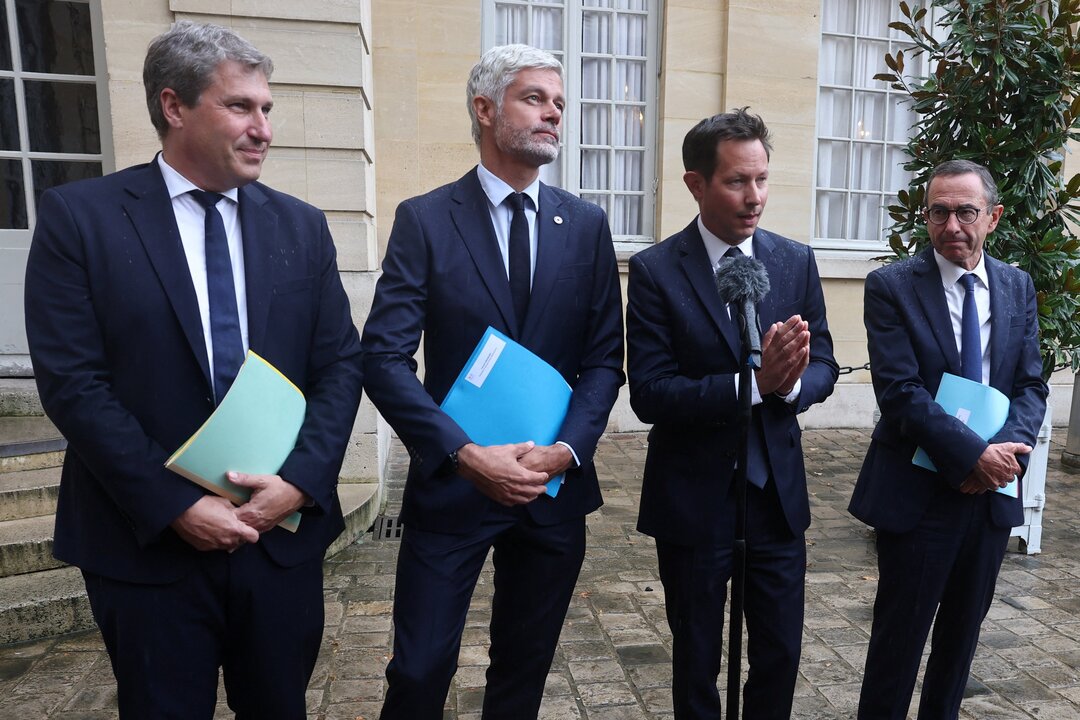 France Faces Political Crisis as Government Nears Collapse
