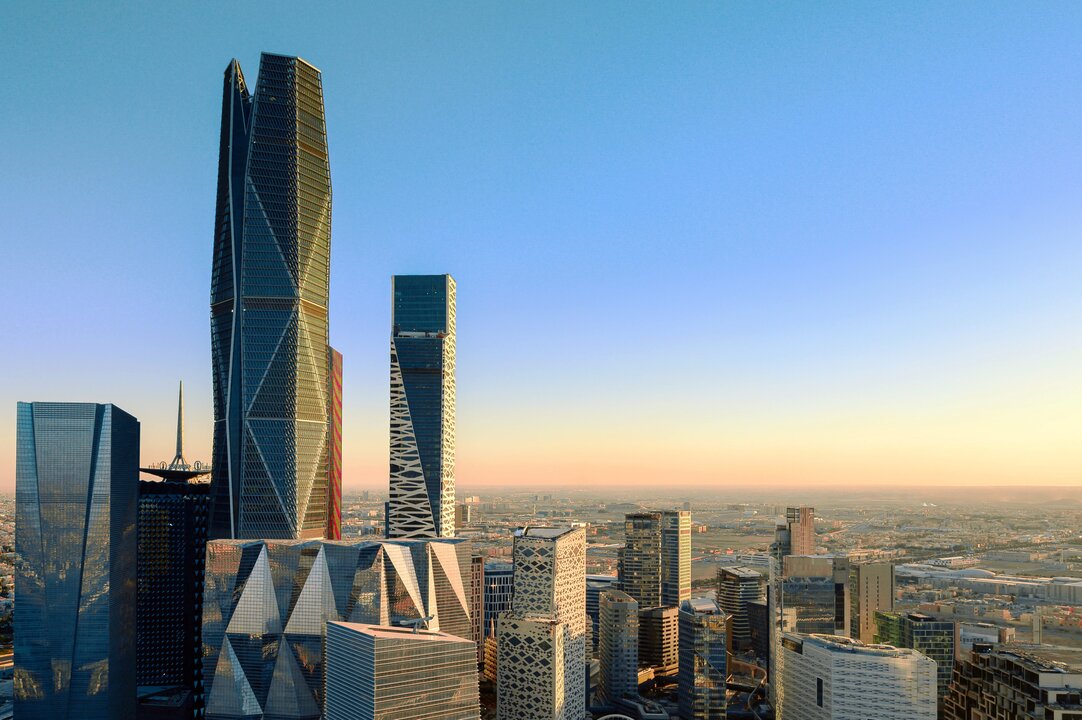 Saudi PIF Partners with Macquarie on Infrastructure and Energy