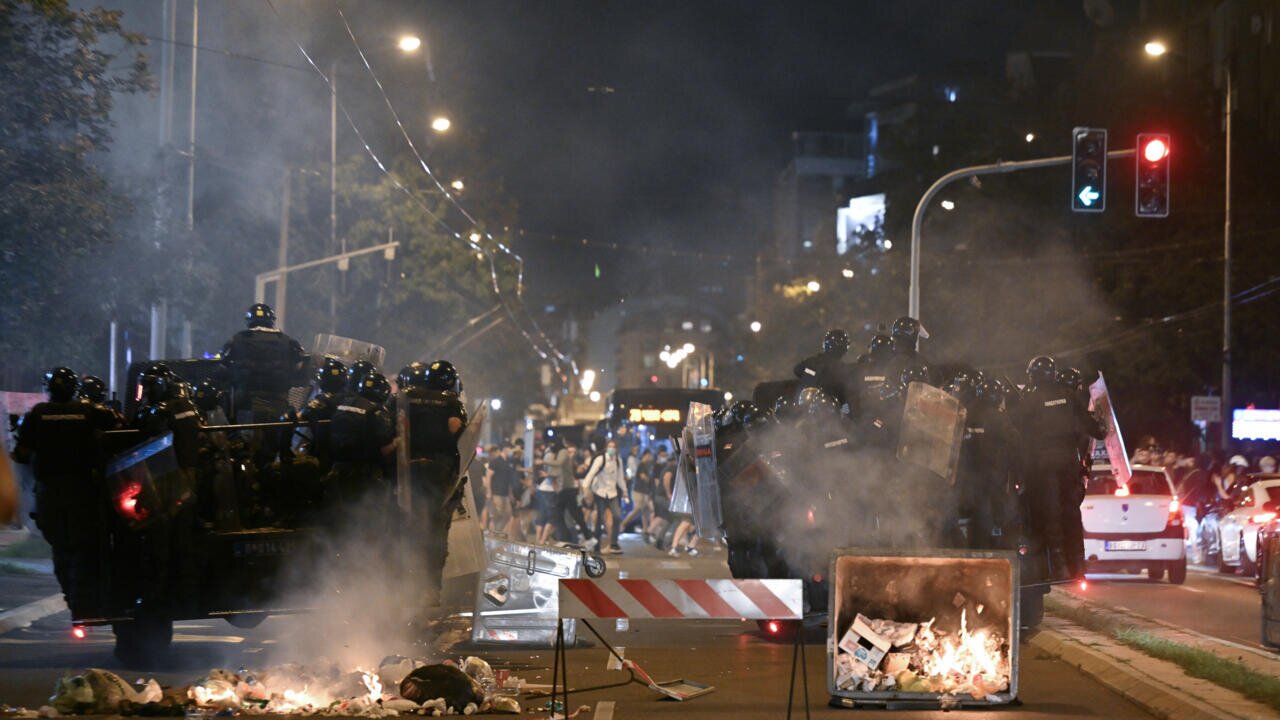 Protestanti u Srbiji optužuju policiju za brutalnost