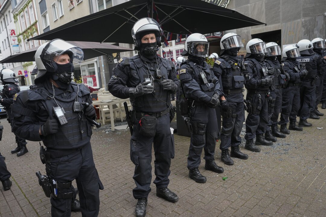 specijalna policija interveniše tokom meča Srbija protiv Engleske