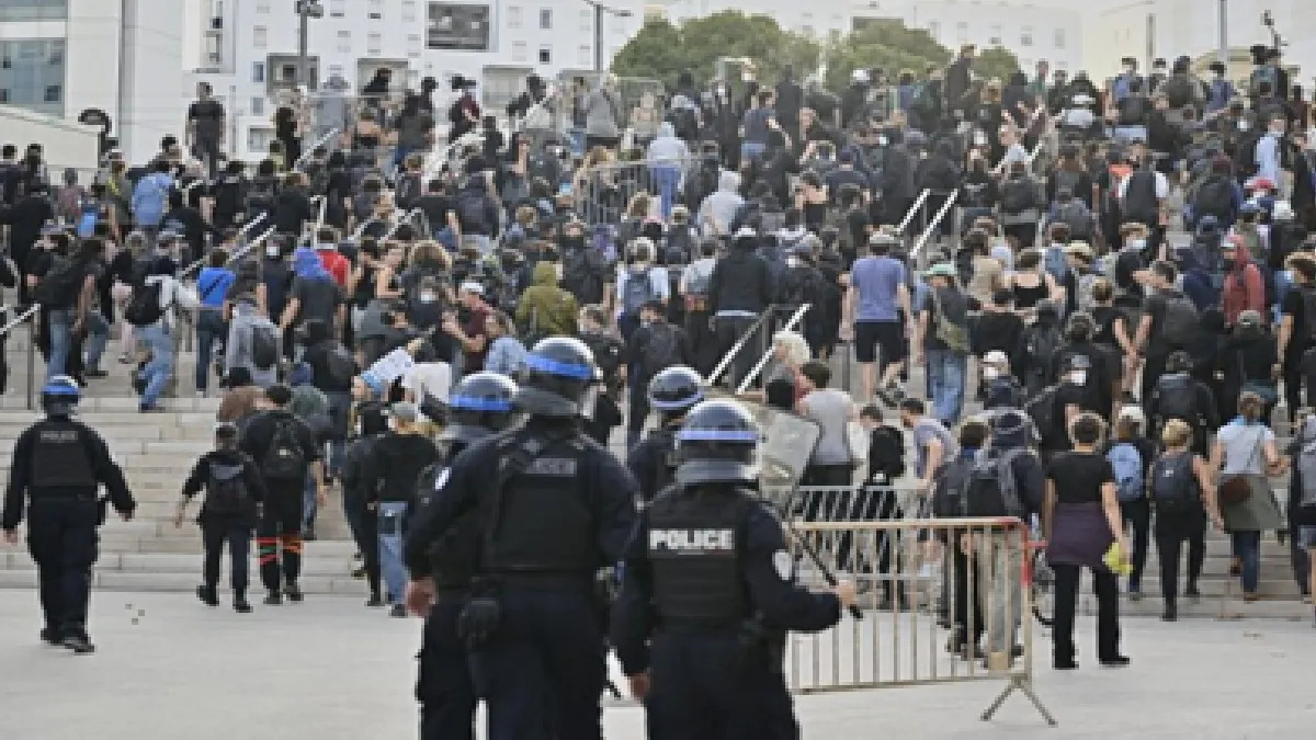 Protests Disrupt New Prime Minister’s First Day