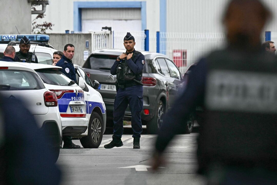 Attaque au couteau dans une école française fait deux blessés