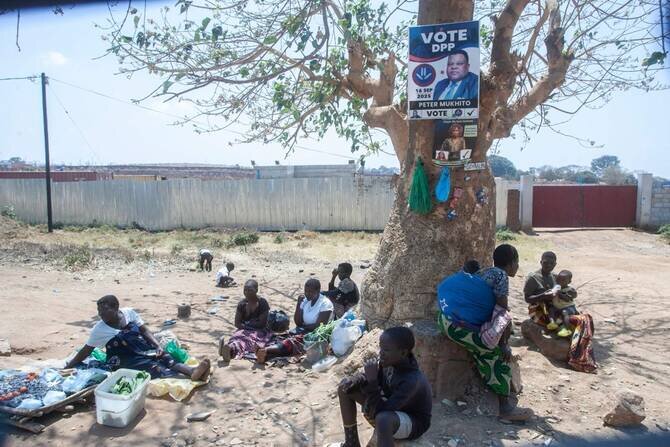 Malawians Vote Amid Economic Despair in Crowded Presidential Election