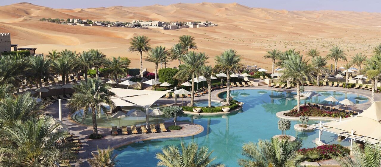 تسليط الضوء على السياحة الفاخرة في منتجعات الصحراء في الإمارات العربية المتحدة