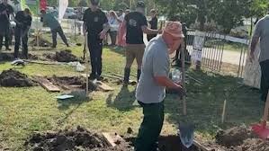 Grave-Digging Competition Held in Hungarian Cemetery