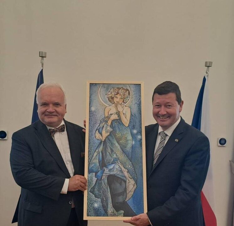 Czech Ambassador Donates Artwork to Villa Europa