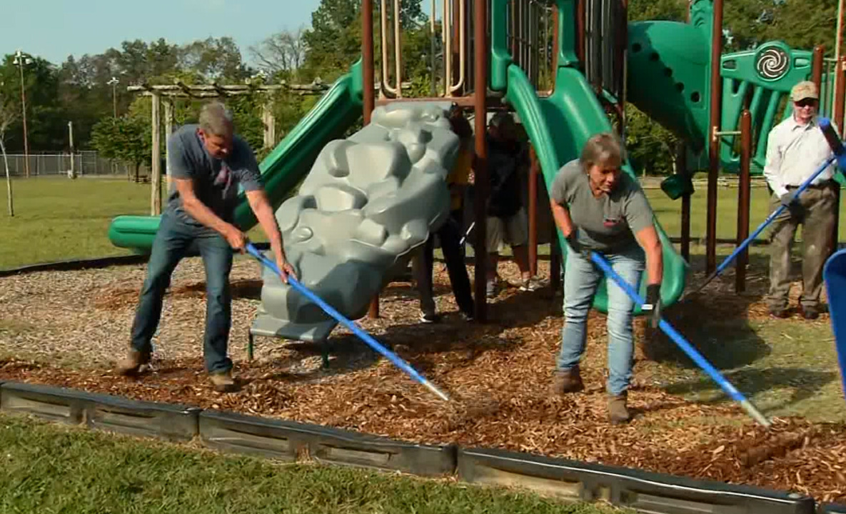 Tennessee Governor Joins Volunteers for State Park Restoration
