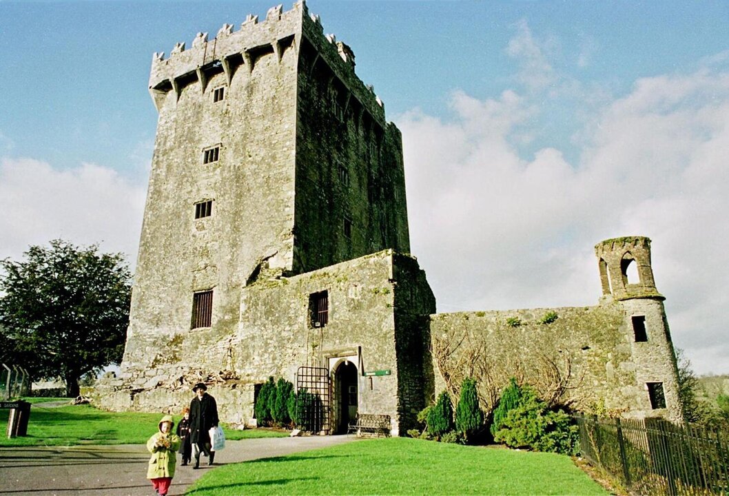 Ireland Travel Buses Promote Tourism Adventures