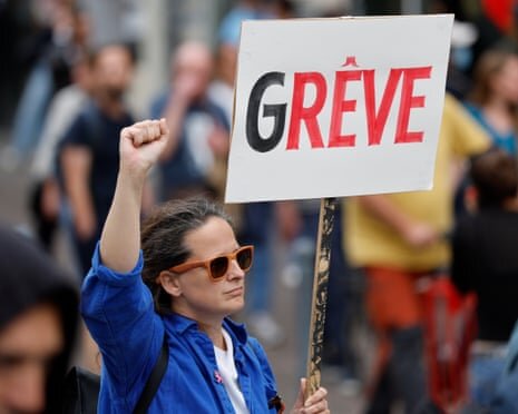 Strikes Test France’s New Prime Minister Over Budget Plans