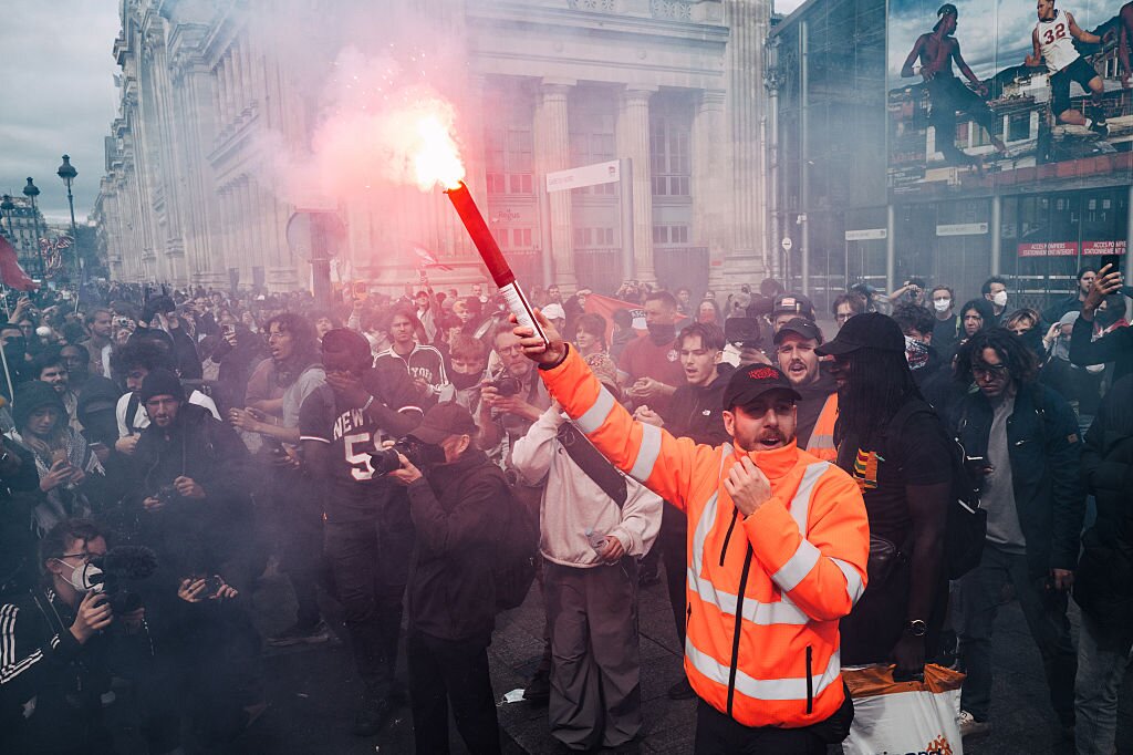 La France fait face à une crise politique de plus en plus profonde alors que le public se mobilise.