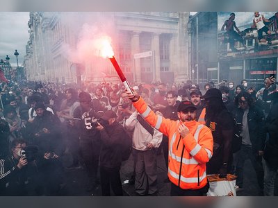 La France fait face à une crise politique de plus en plus profonde alors que le public se mobilise.