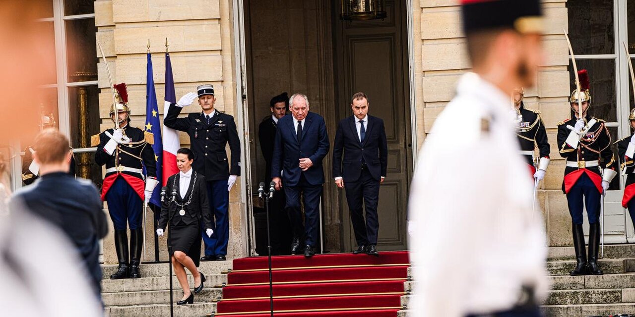 Bruxelles exprime ses inquiétudes face à la tourmente politique en France.