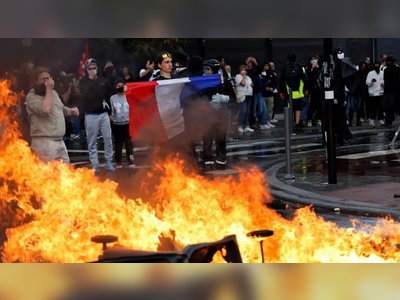 La France fait face à une crise politique au milieu de manifestations de rue.