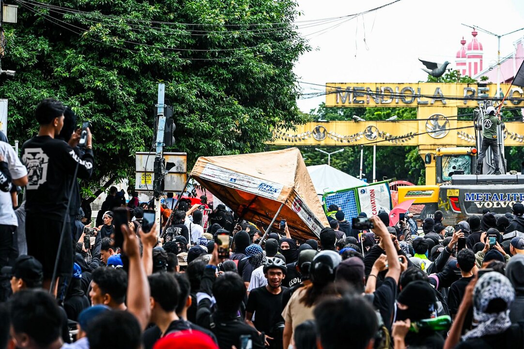 Mass Anti-Corruption Protests Rock Manila