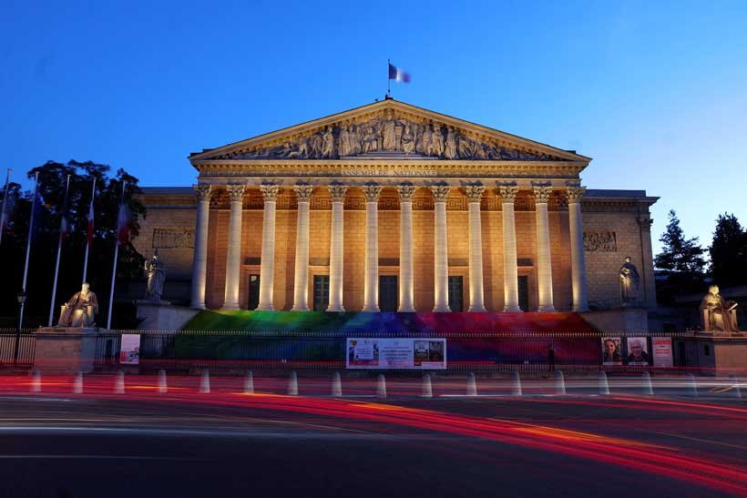 Le débat s'intensifie sur la possible sixième République en France.