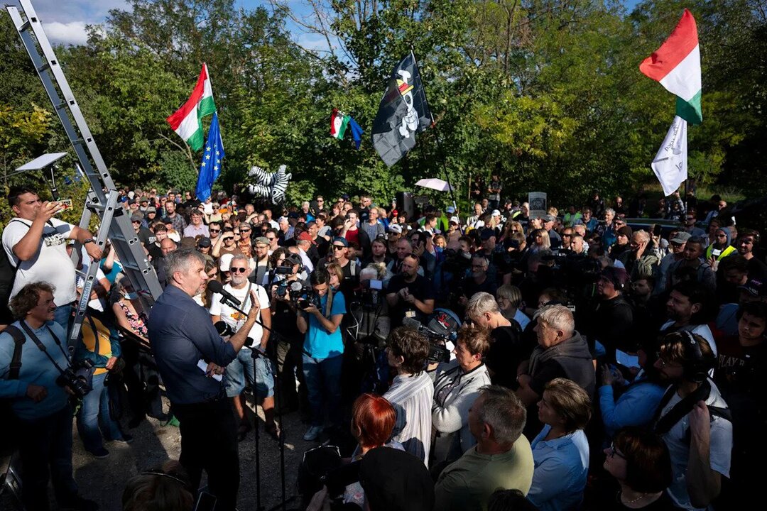 Protesters Target Luxury Estate Linked to Viktor Orbán