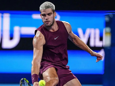 Alcaraz Defeats Belgium’s Zizou Bergs Despite Ankle Injury