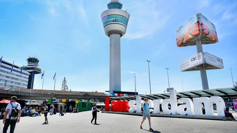 Netherlands Considers Airline Fee Freeze at Schiphol Airport for 2026