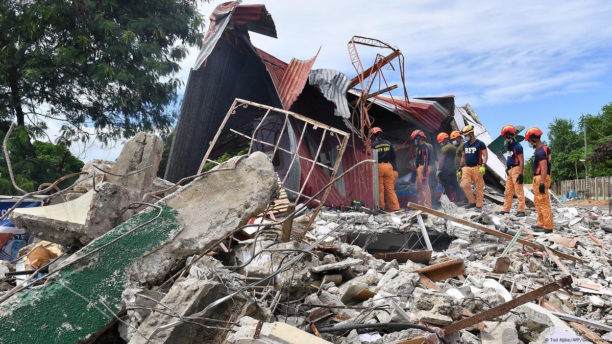 Rescue Operations Race Against Time in Philippines