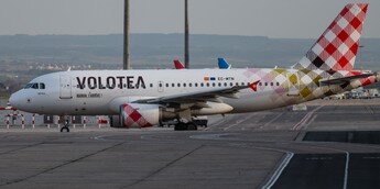Tragedia all'aeroporto italiano mentre una persona viene risucchiata nel motore di un aereo