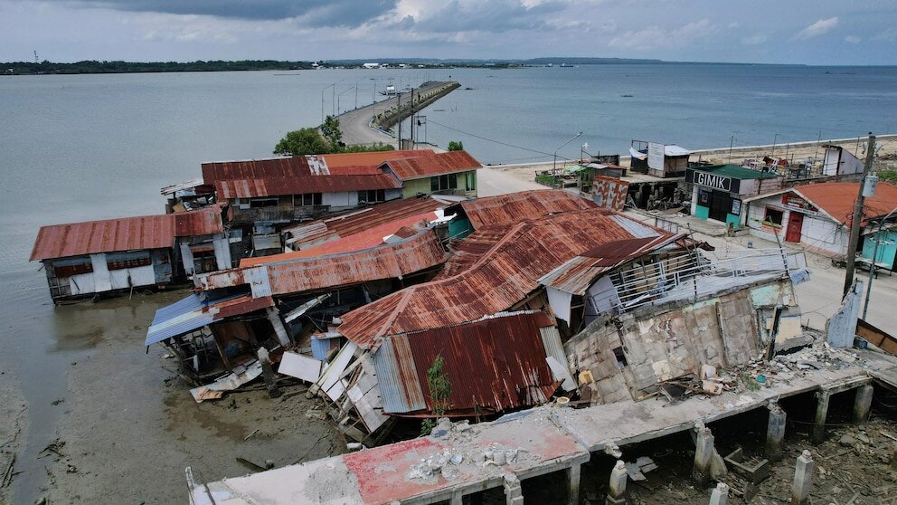 Typhoon Worsens Disaster Response in Quake-Hit Philippines