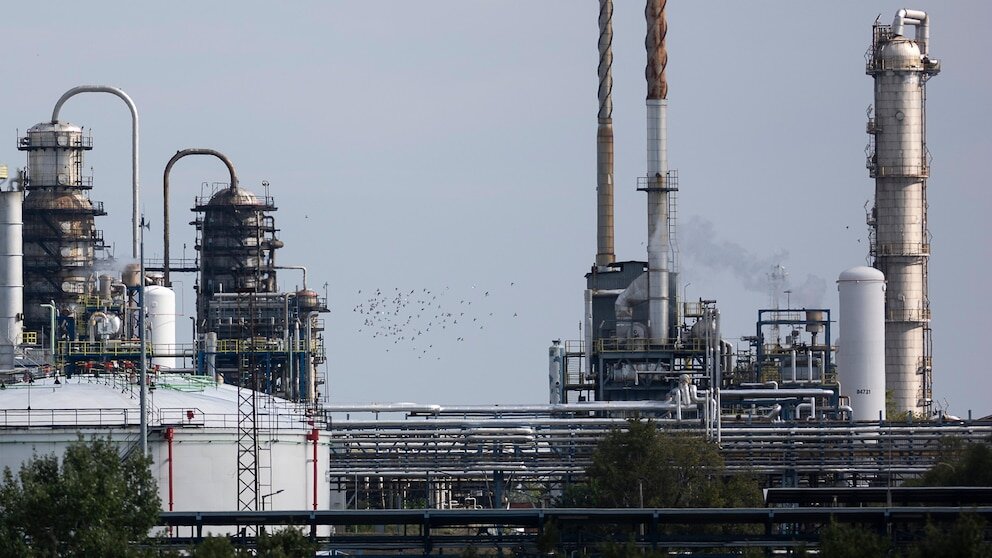 Hungary Maintains Dependence on Russian Energy Despite EU Pressure