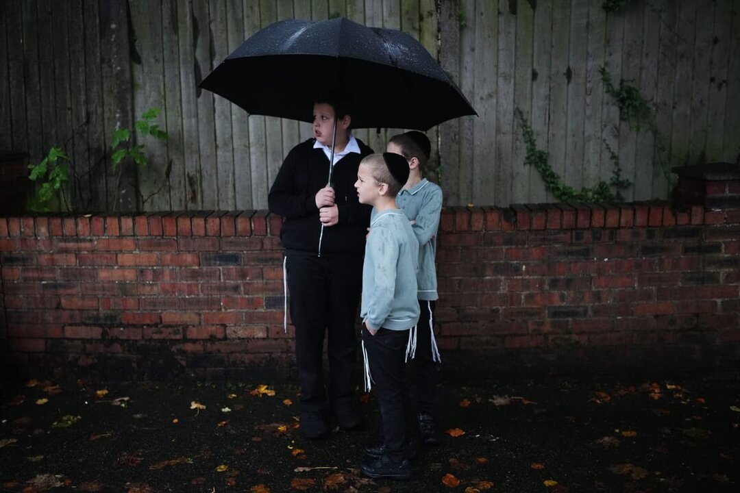 Raising Jewish Children in Britain Amid Shifting Social Climate