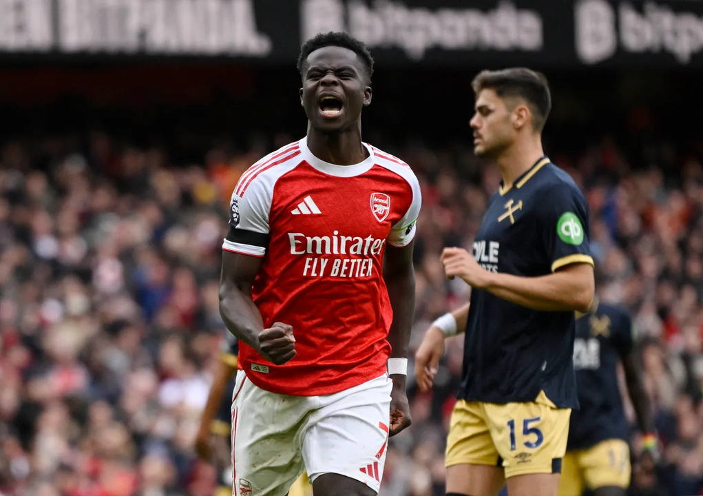Arsenal and Manchester United Secure Victories in Premier League Action