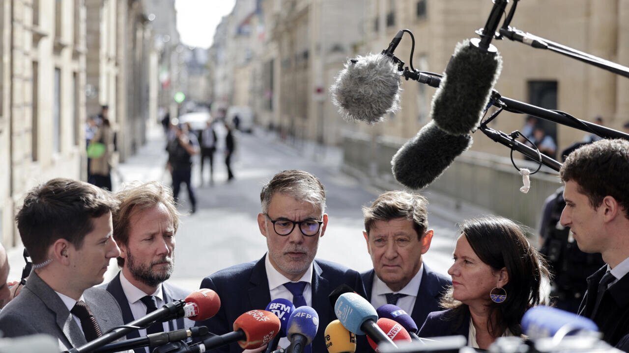 French Socialists Refuse to Guarantee Suspension of Pension Reform