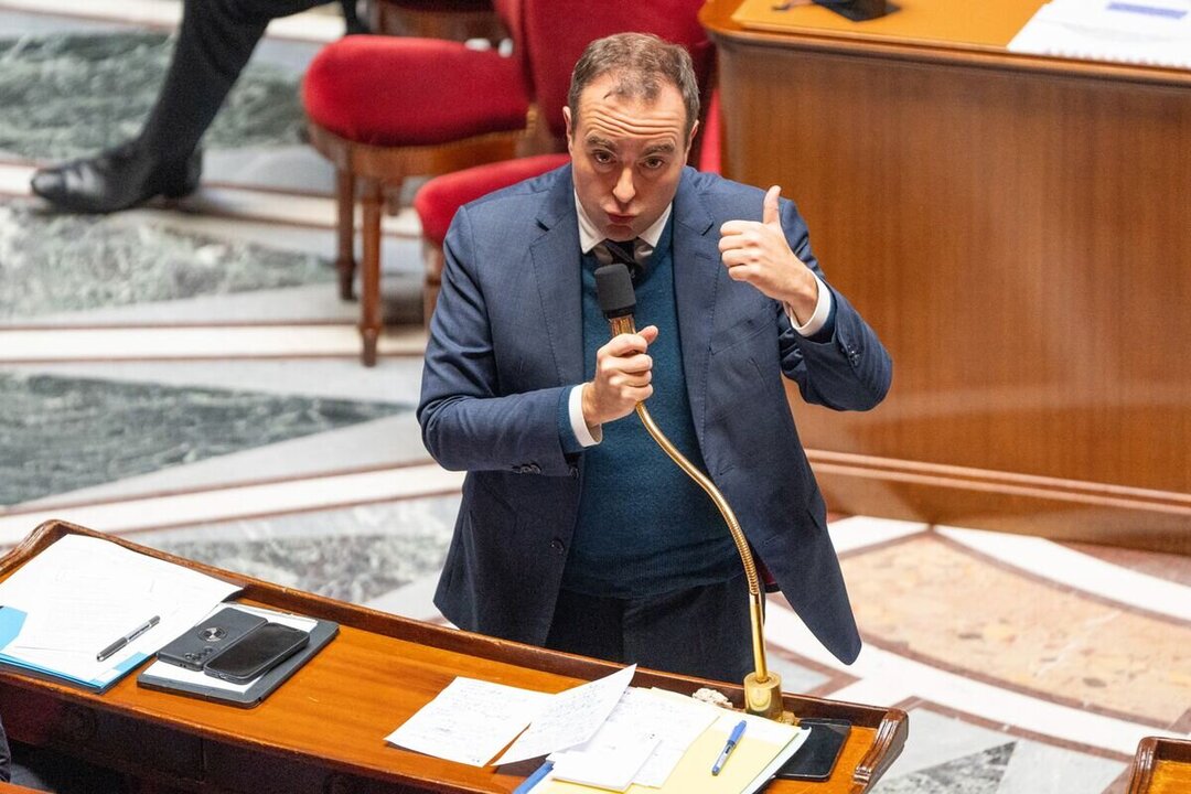 France Faces Political Uncertainty as Macron Delays Cabinet Decision