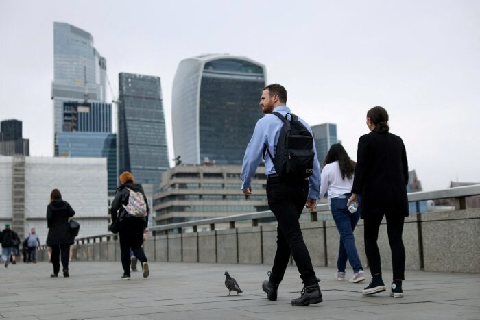 UK Unemployment Edges Higher as Job Market Weakens