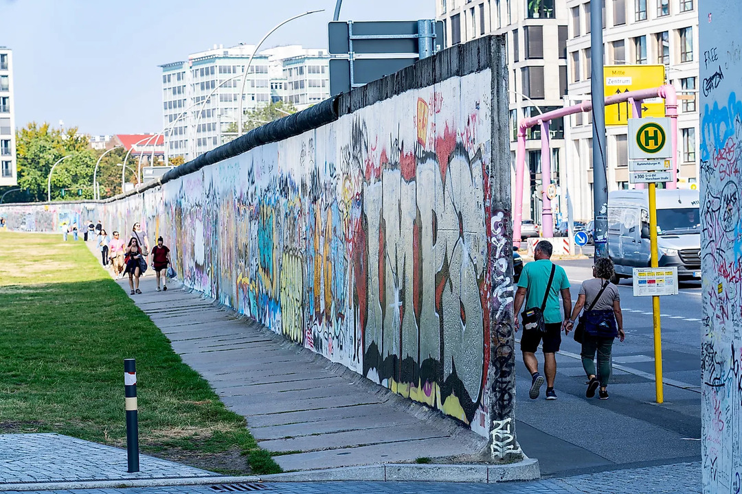 Historiker reflektieren über den Fall der Berliner Mauer.