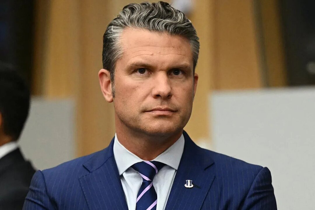 Pete Hegseth’s Plane Makes Emergency Landing in the United Kingdom