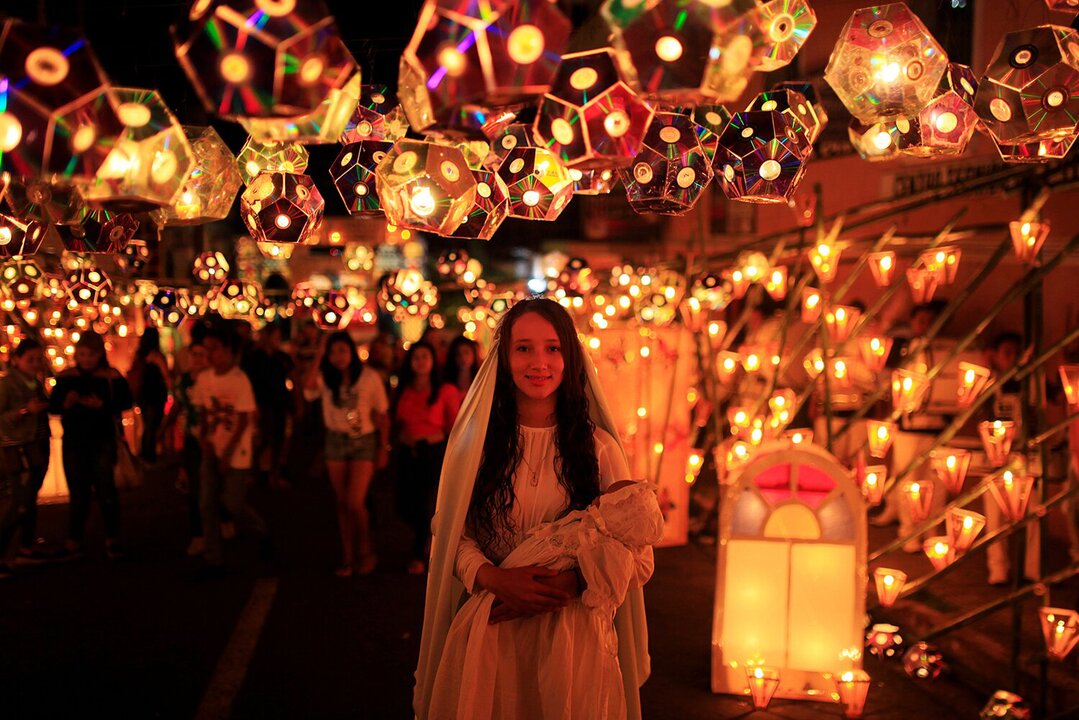 Traditional Lantern Festival Lights Up El Salvador